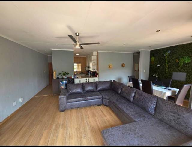 2 BEDROOM TOWNHOUSE FOR SALE IN GLEN MARAIS